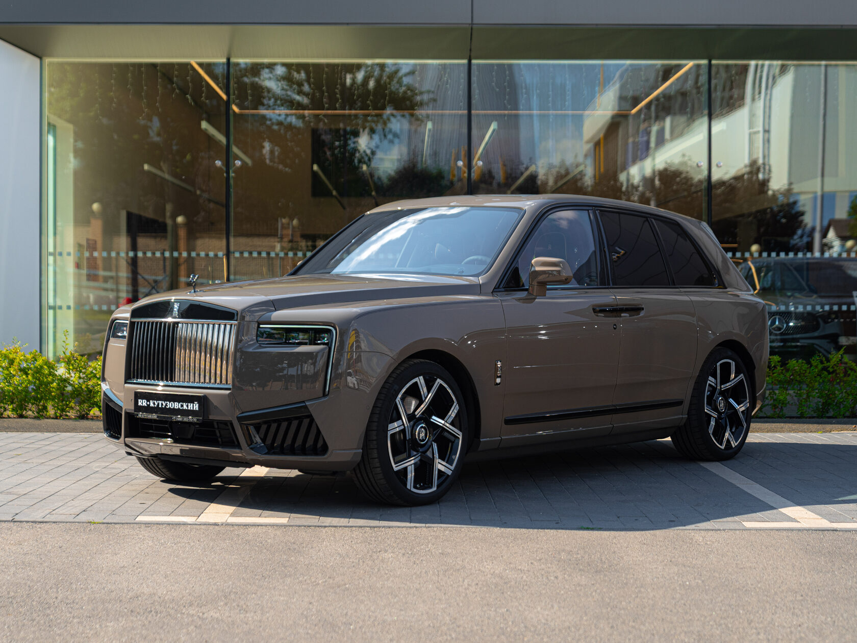 Rolls-Royce Cullinan Black Badge II  <br>Трюфель
