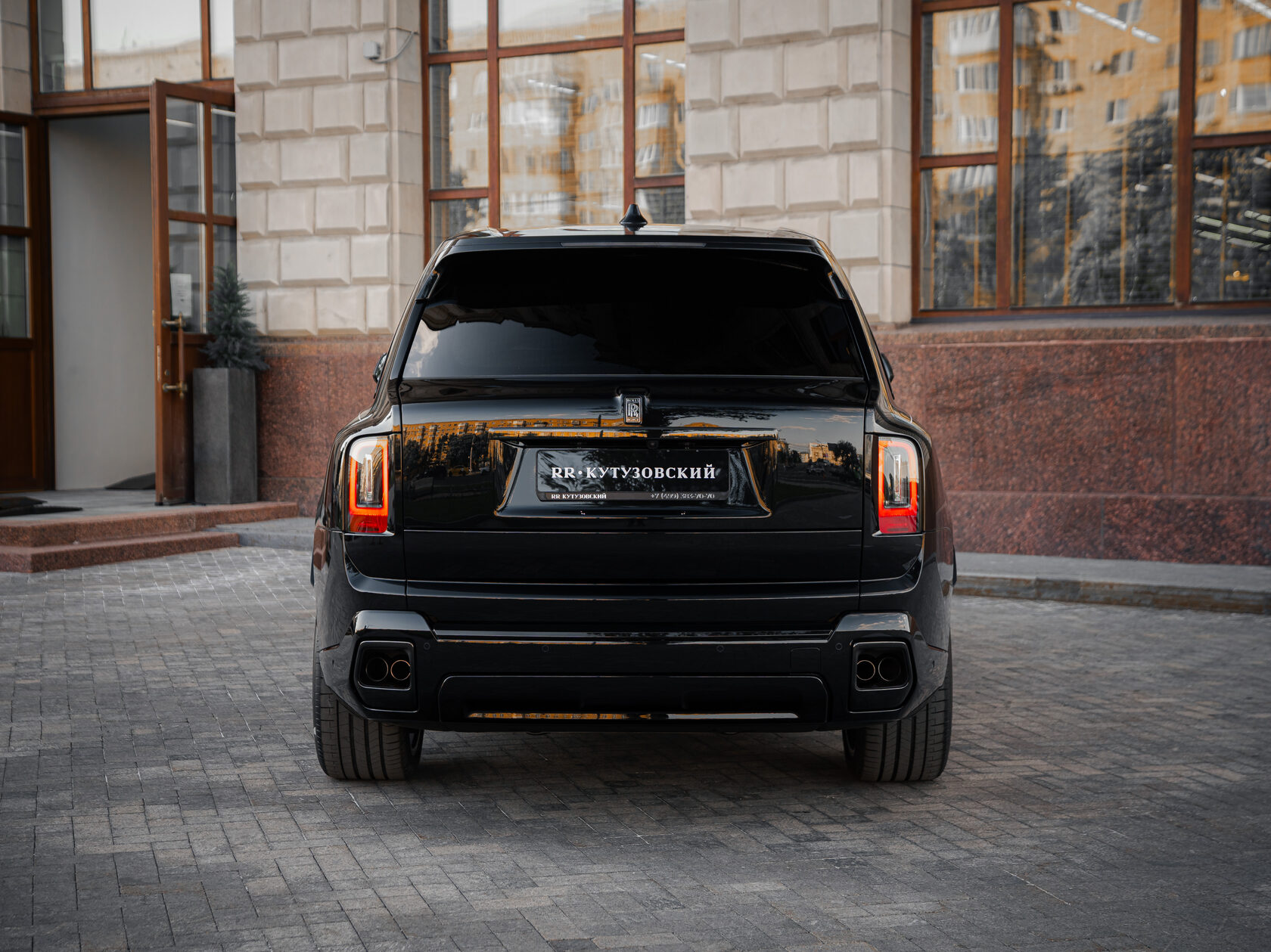 Rolls-Royce Cullinan Black Badge II  <br>Черный 