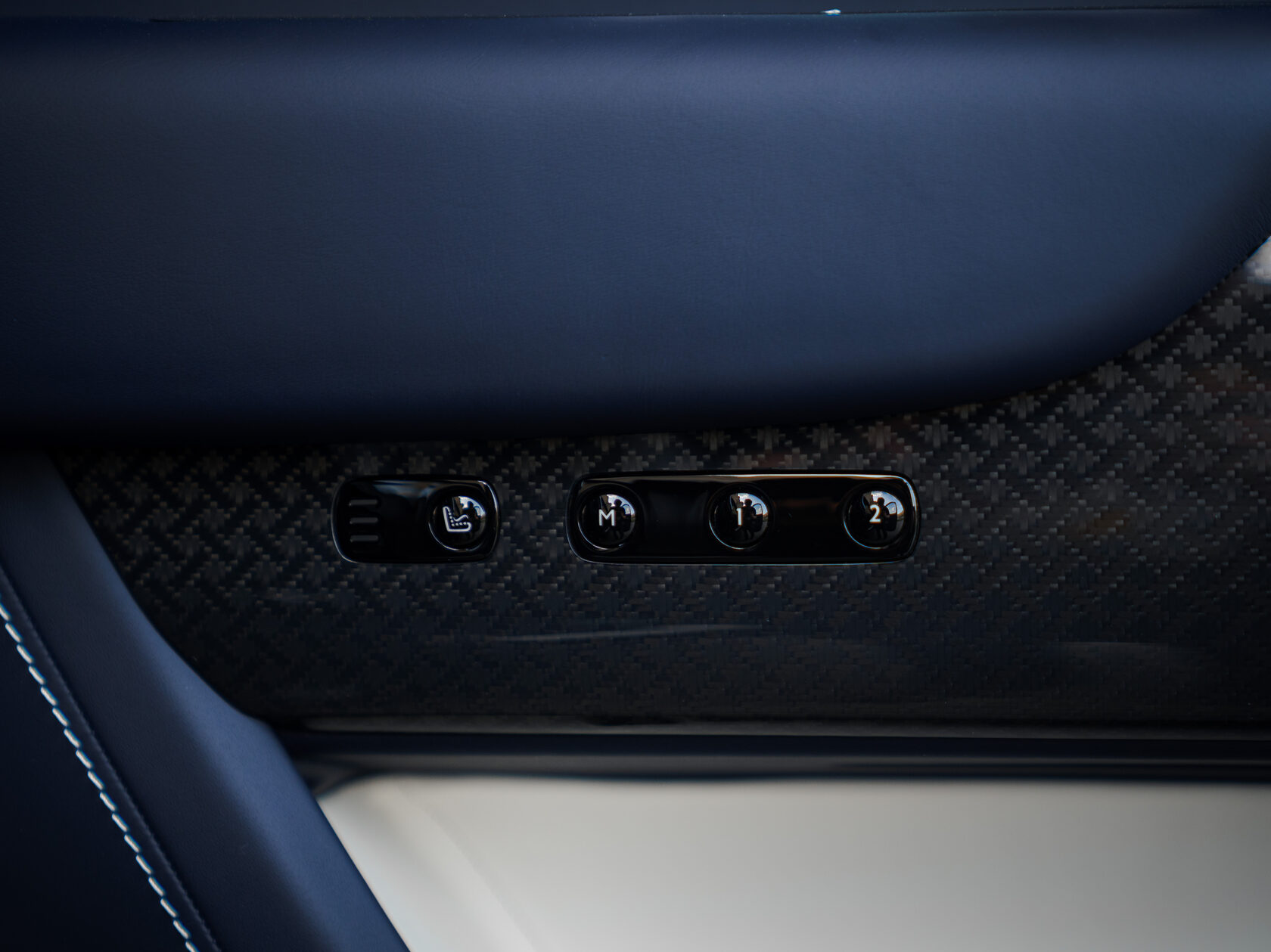 Rolls-Royce Cullinan Black Badge II  <br>Синий металлик 