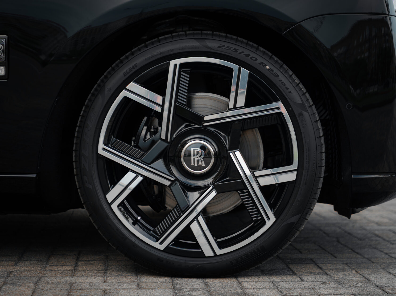 Rolls-Royce Cullinan Black Badge II  <br>Черный 