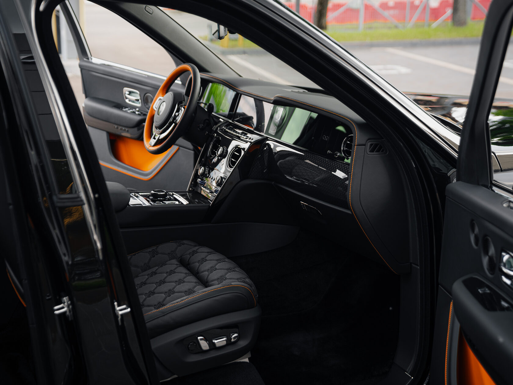 Rolls-Royce Cullinan Black Badge II  <br>Черный 