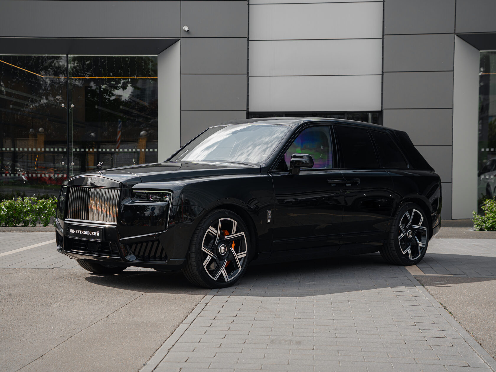 Rolls-Royce Cullinan Black Badge II  <br>Черный 