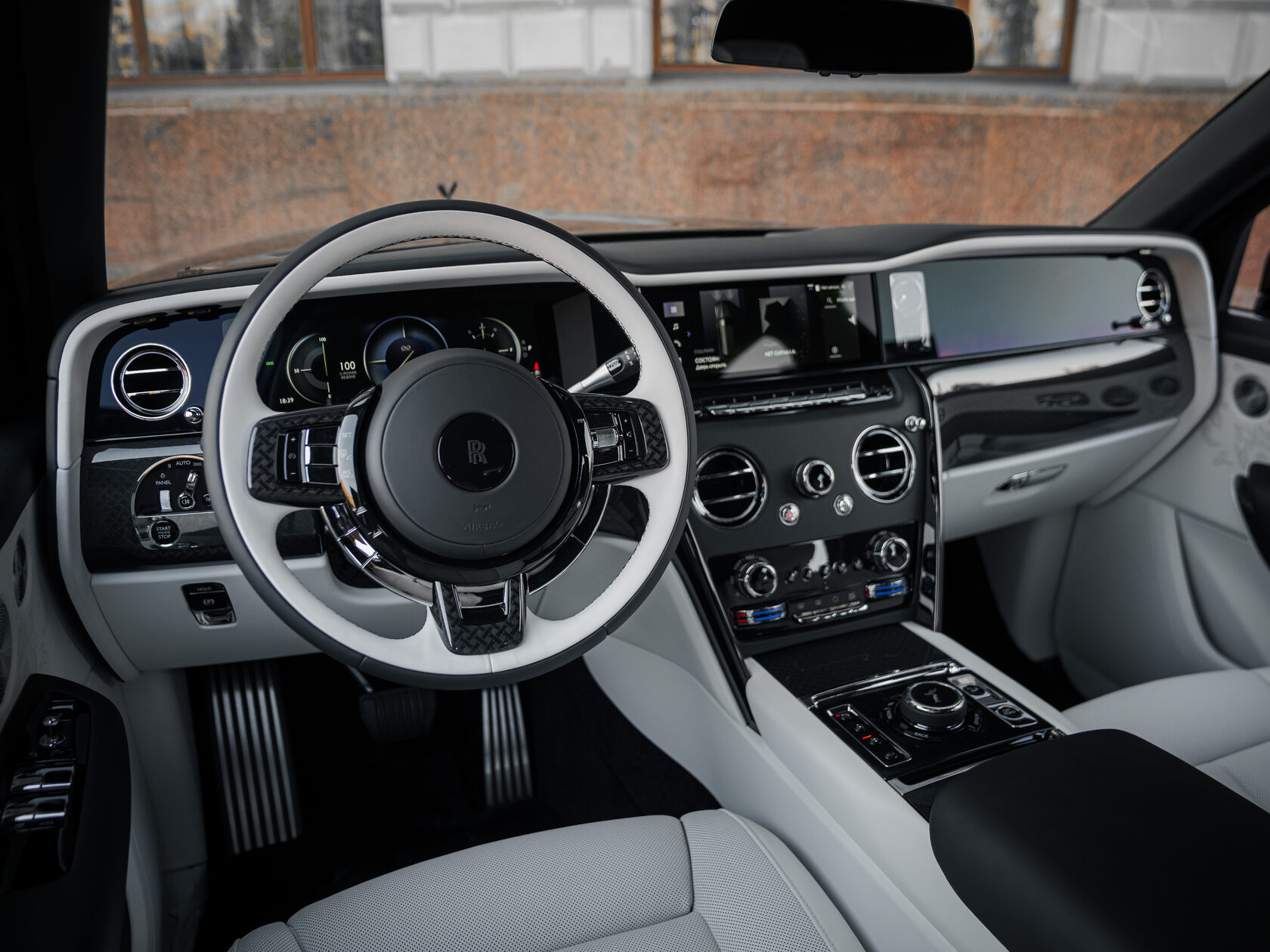 Rolls-Royce Cullinan Black Badge II  <br>Черный 