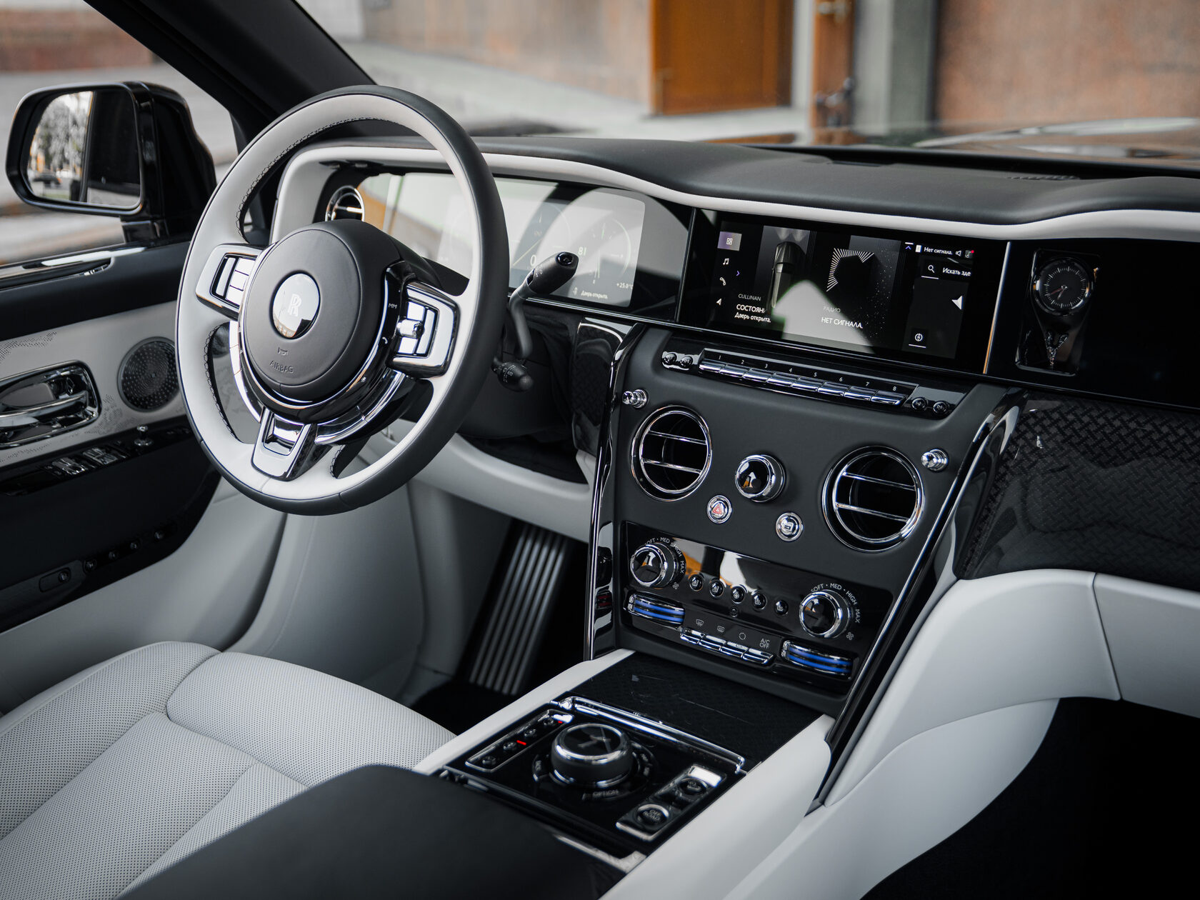 Rolls-Royce Cullinan Black Badge II  <br>Черный 