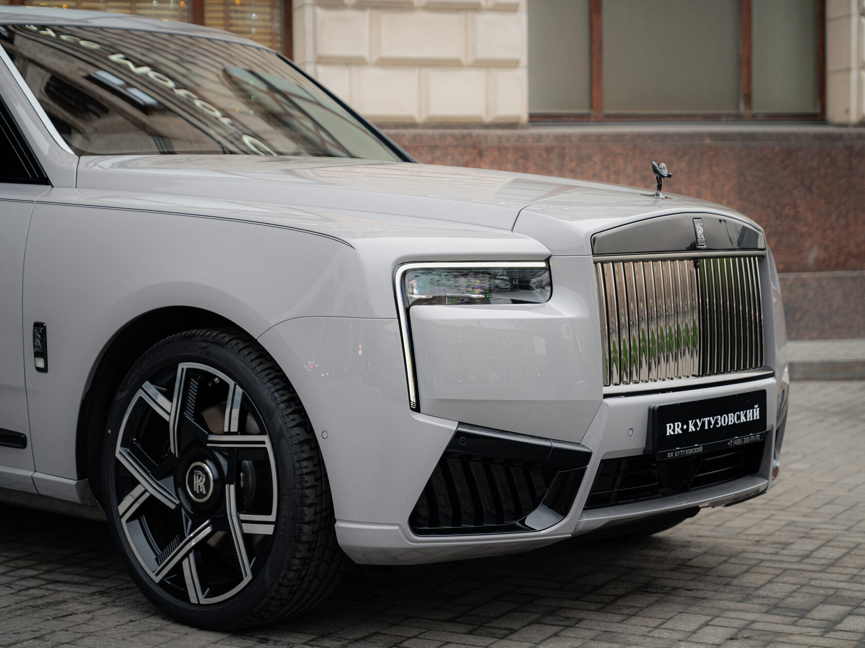 Rolls-Royce Cullinan Black Badge II  <br>Серый 