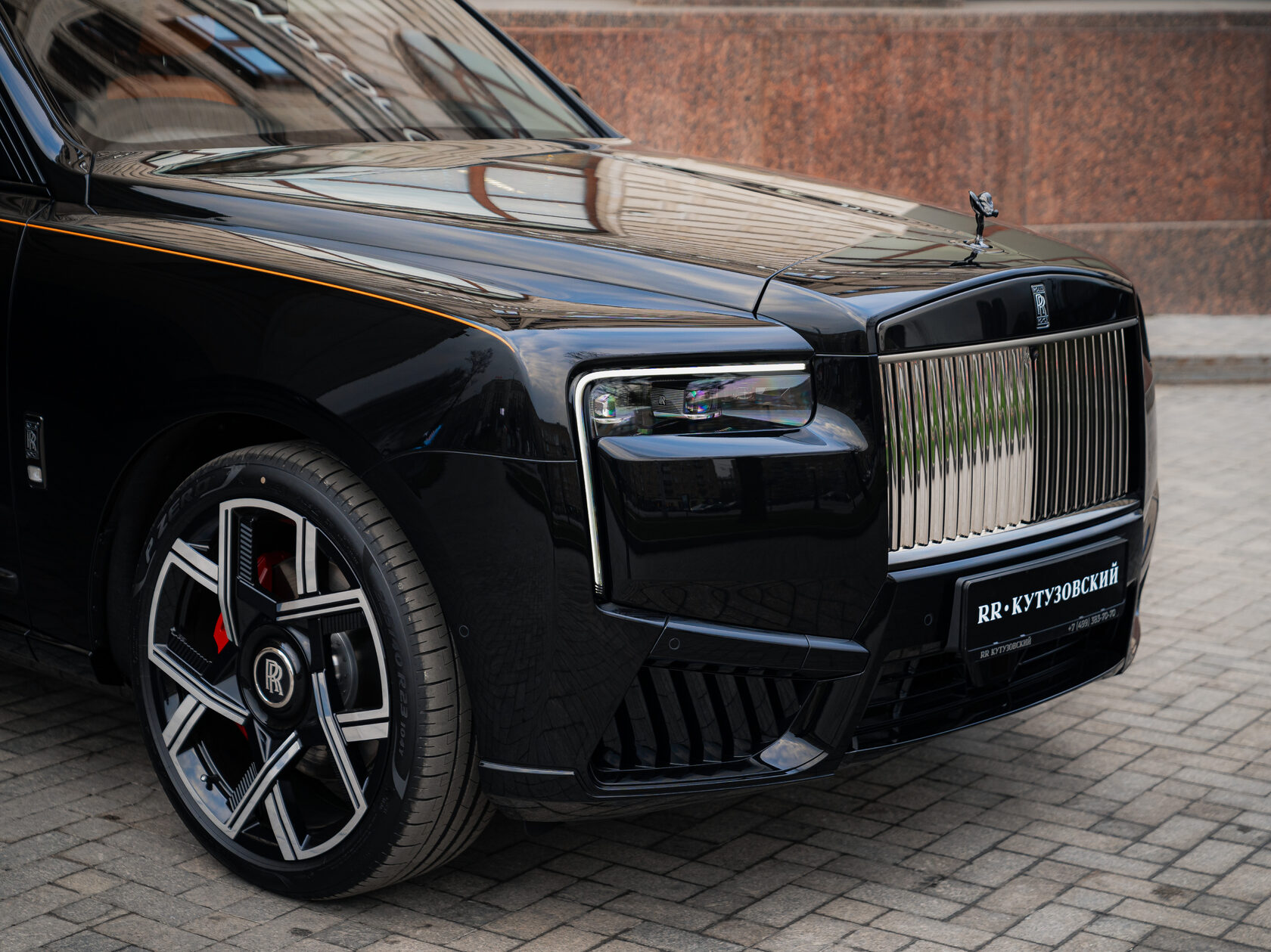 Rolls-Royce Cullinan Black Badge II  <br>Черный 