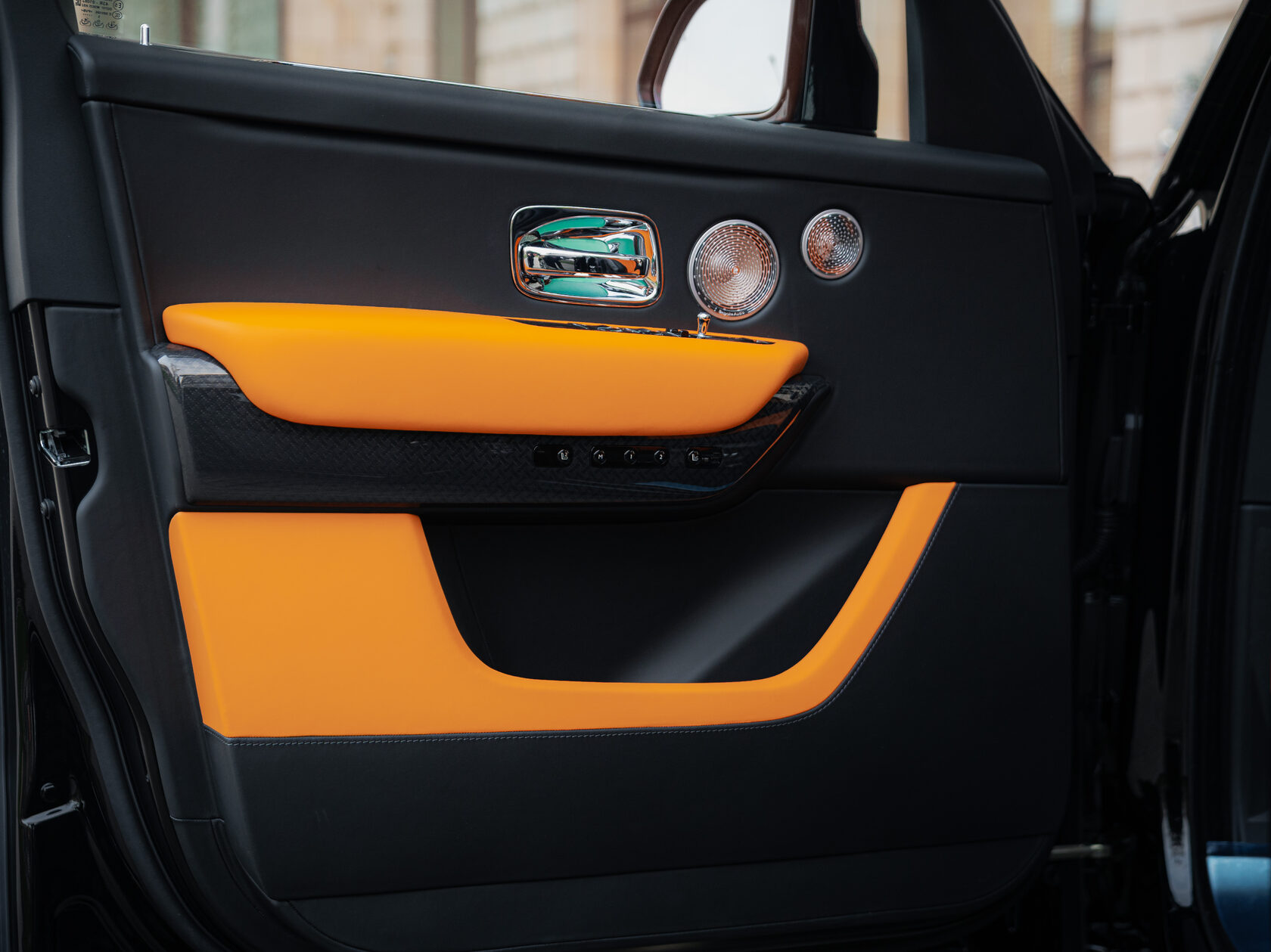 Rolls-Royce Cullinan Black Badge II  <br>Черный 