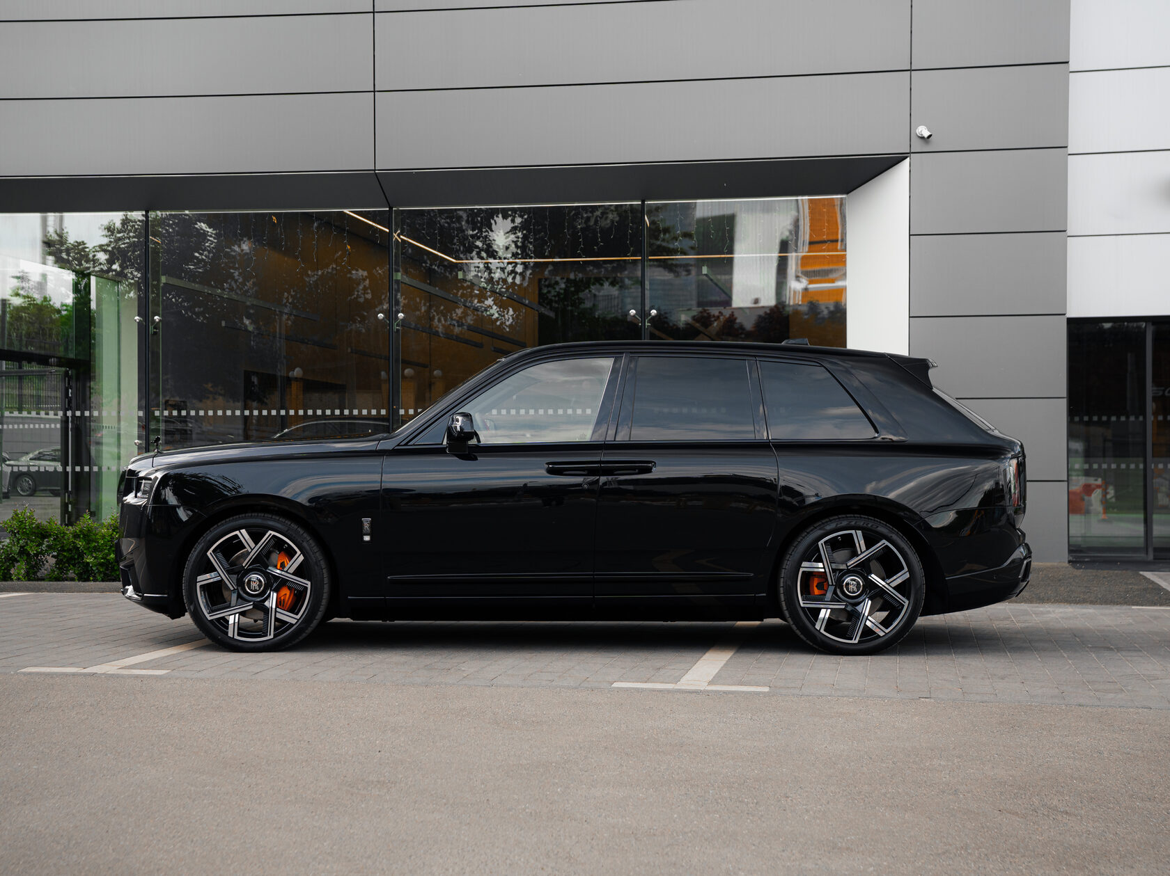 Rolls-Royce Cullinan Black Badge II  <br>Черный 