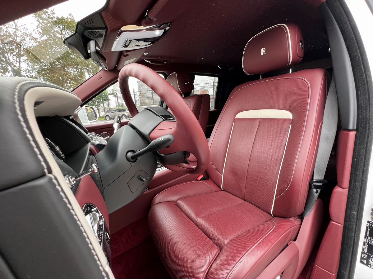 Rolls-Royce Cullinan, I 2019 год <br>Белый