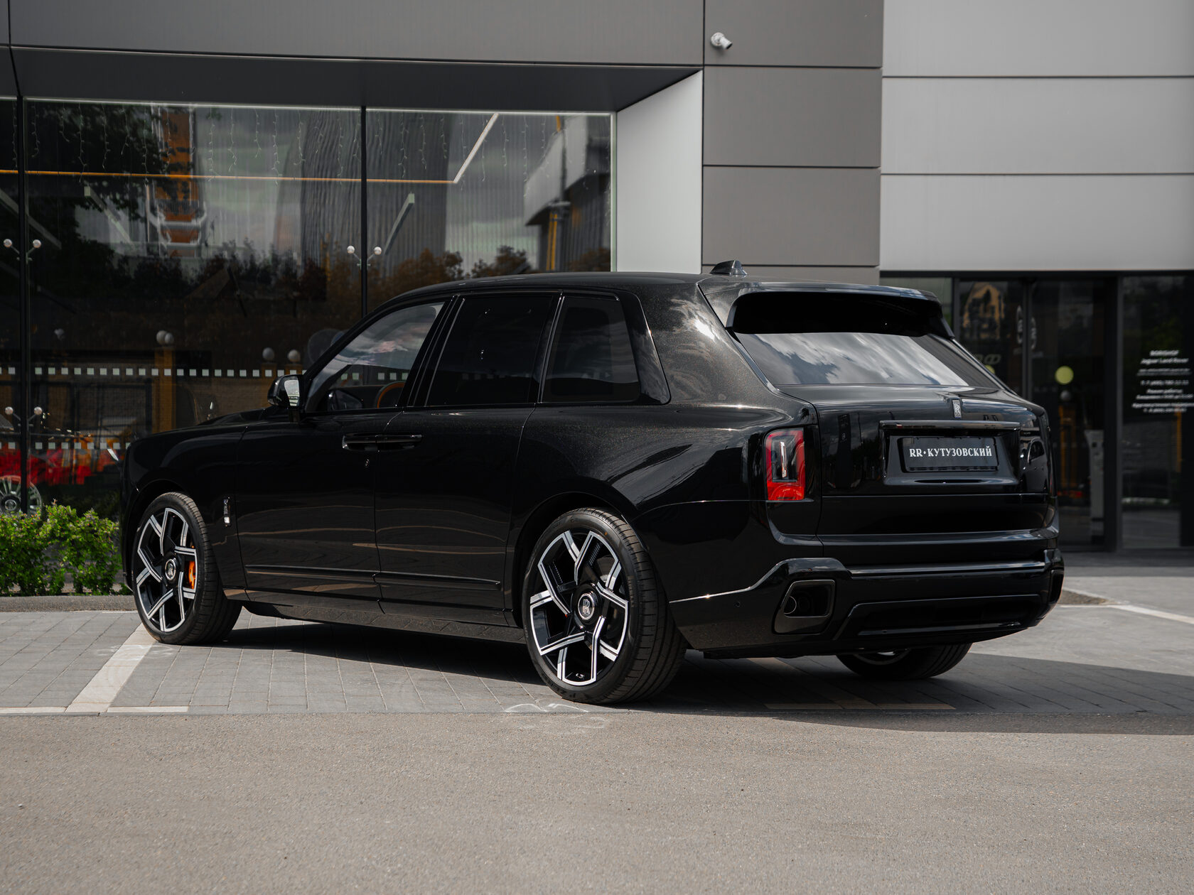 Rolls-Royce Cullinan Black Badge II  <br>Черный 