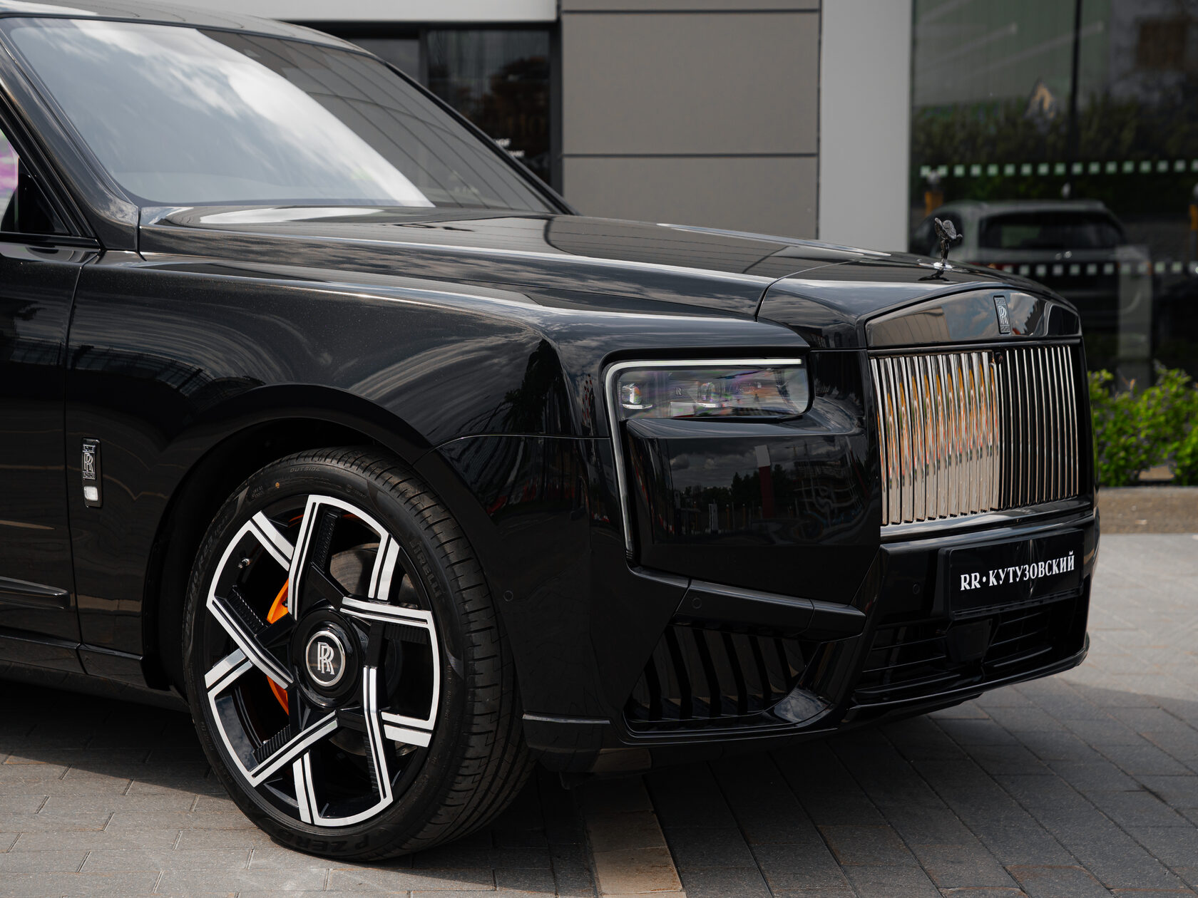 Rolls-Royce Cullinan Black Badge II  <br>Черный 
