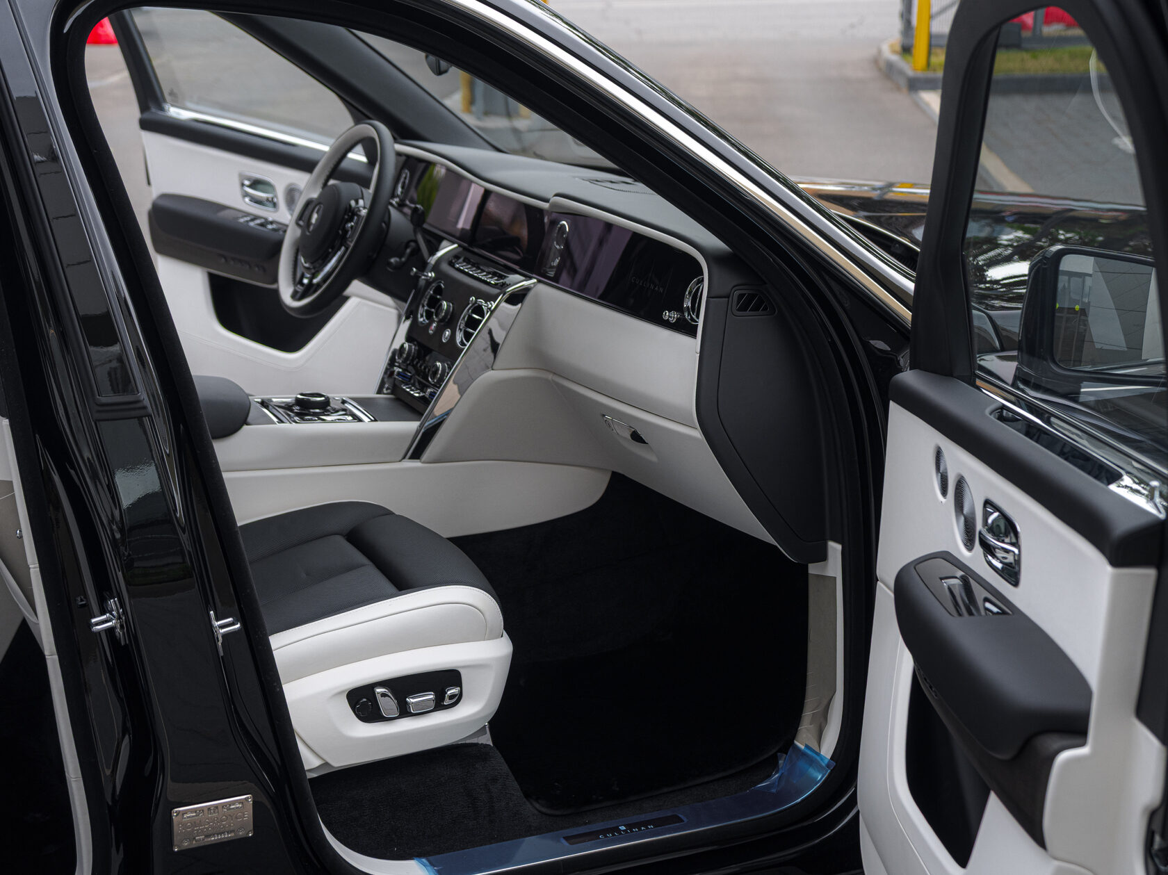 Rolls-Royce Cullinan  <br>Черный 