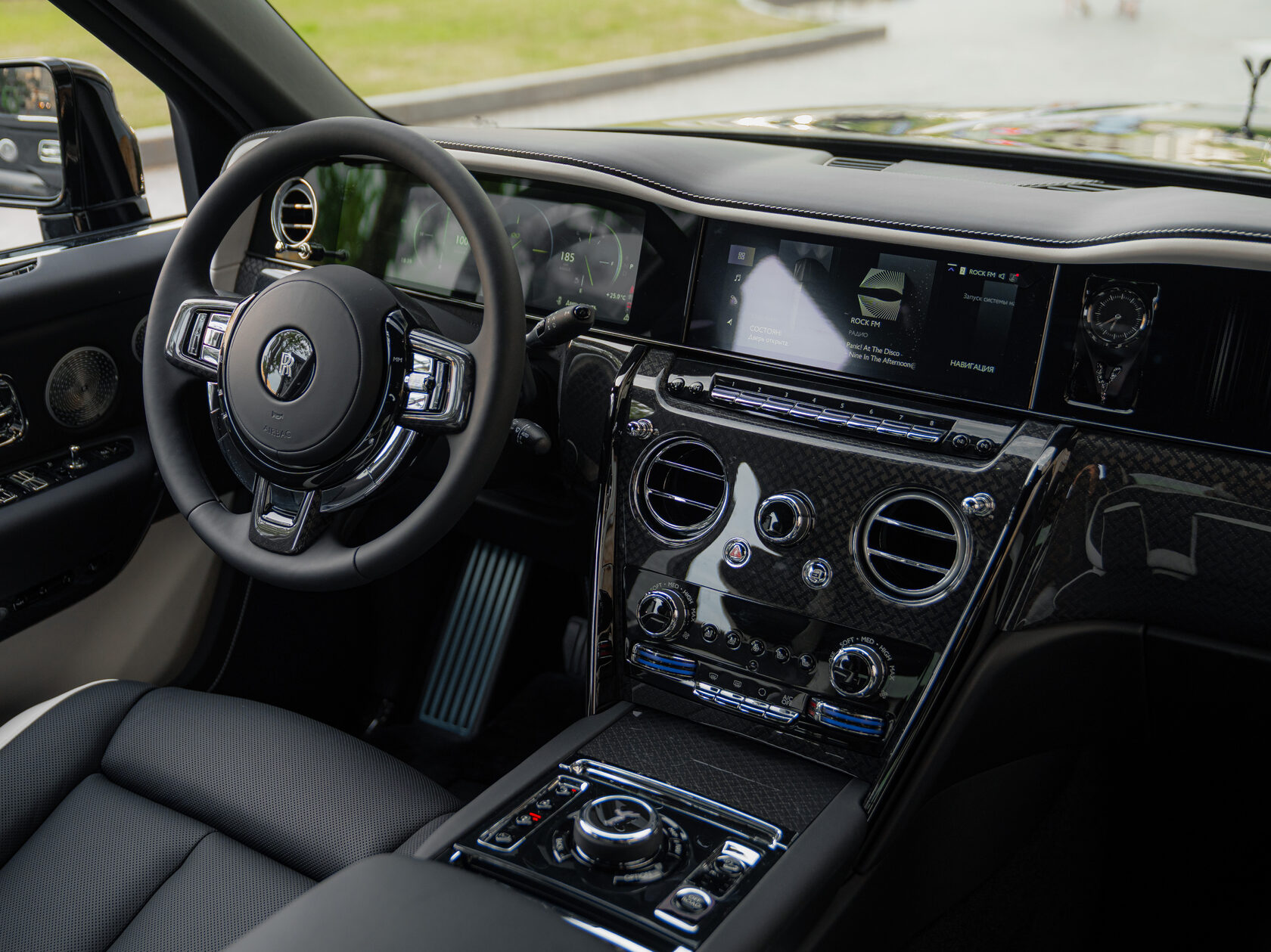 Rolls-Royce Cullinan Black Badge II  <br>Черный 