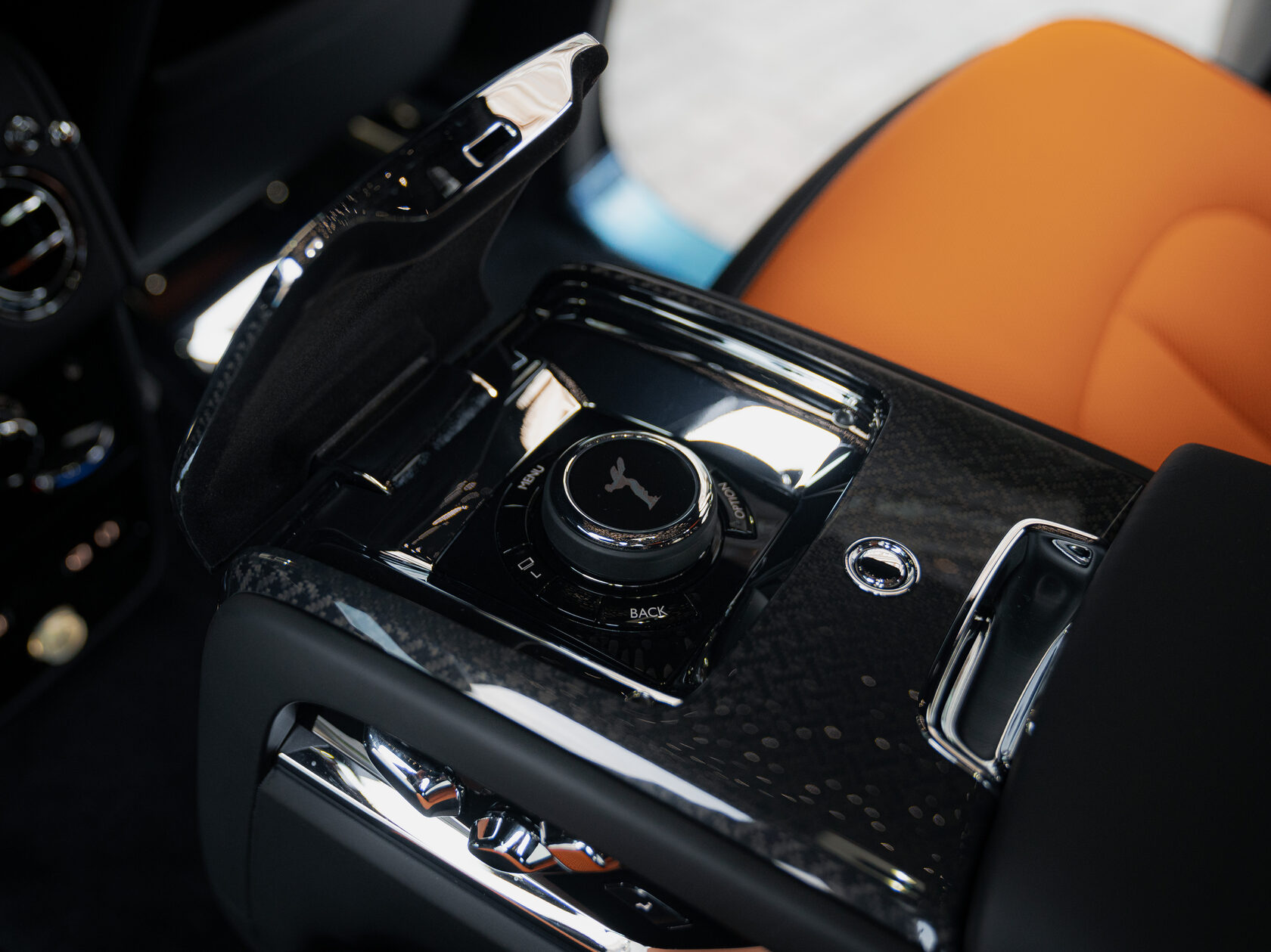 Rolls-Royce Cullinan Black Badge II  <br>Черный 