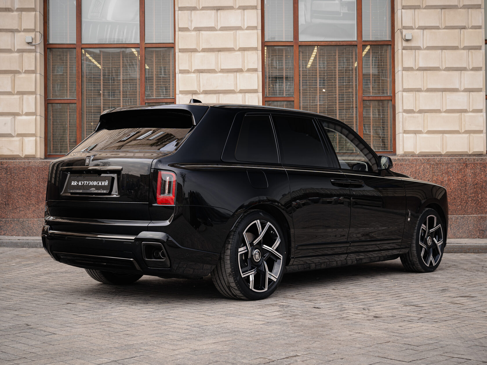 Rolls-Royce Cullinan Black Badge II  <br>Черный 