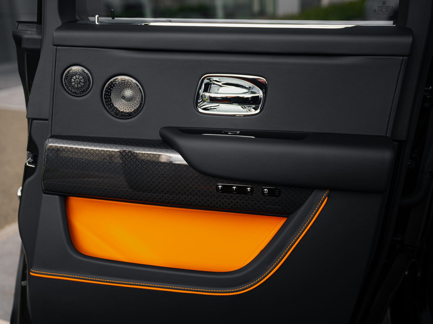 Rolls-Royce Cullinan Black Badge II  <br>Черный 
