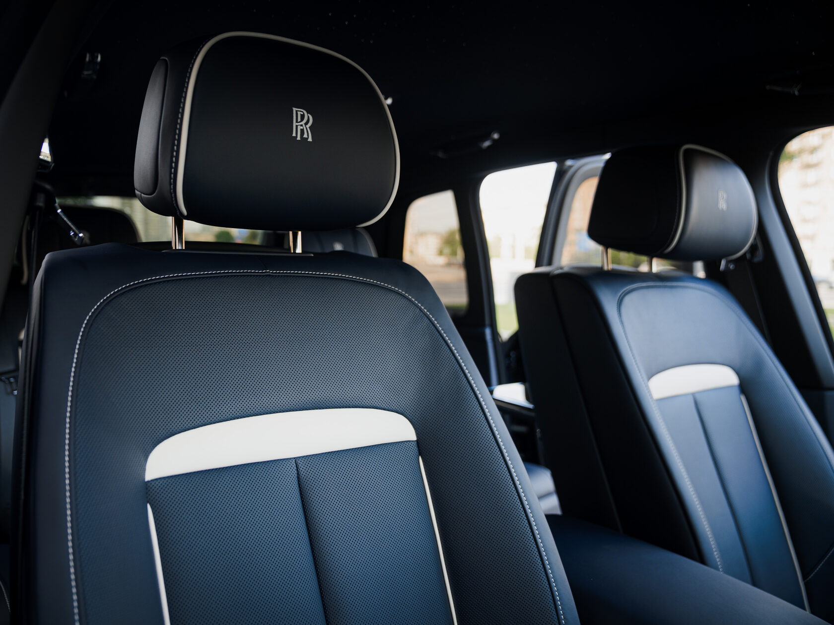 Rolls-Royce Cullinan Black Badge II  <br>Синий металлик 