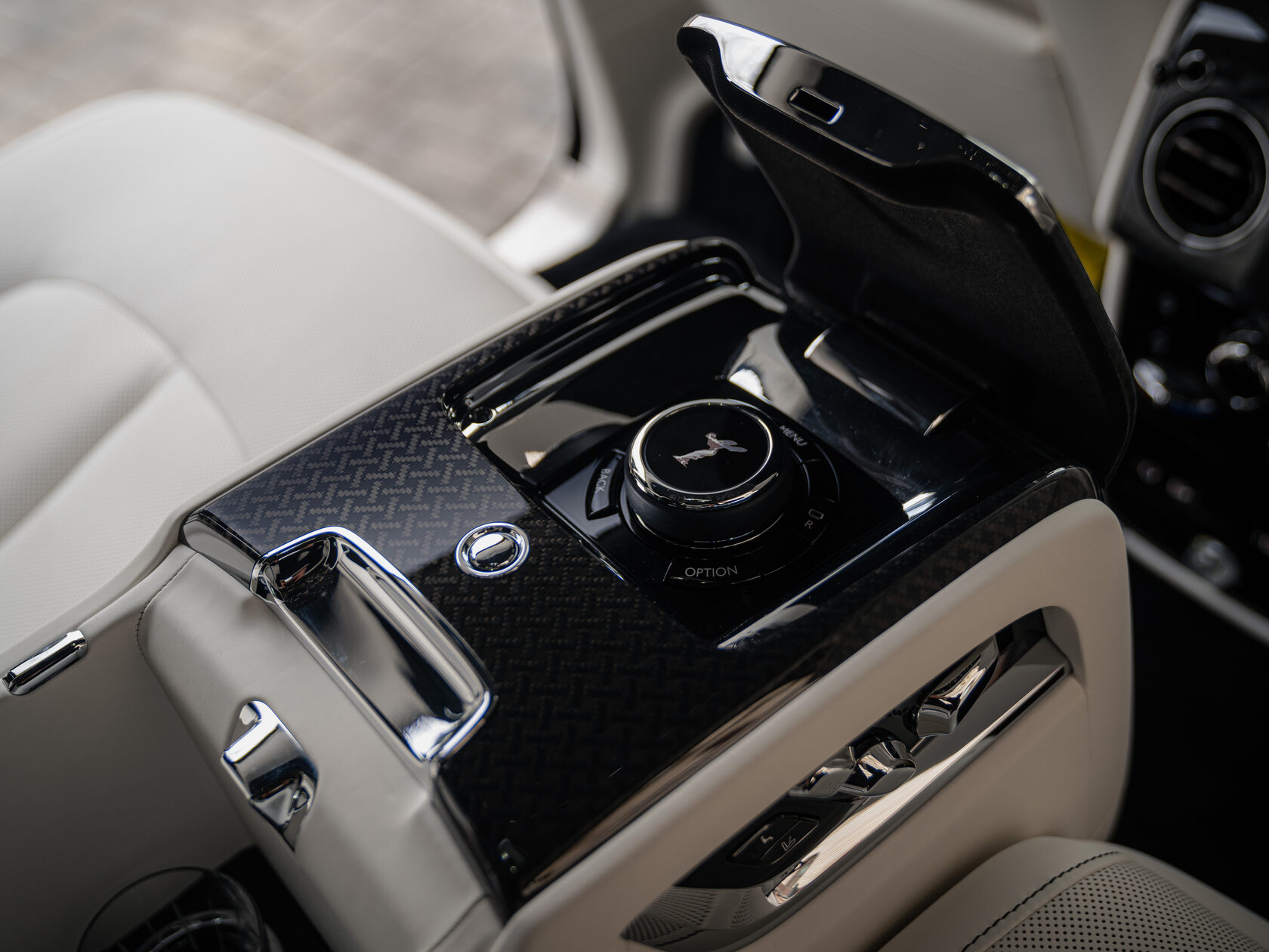 Rolls-Royce Cullinan Black Badge II  <br>Черный 