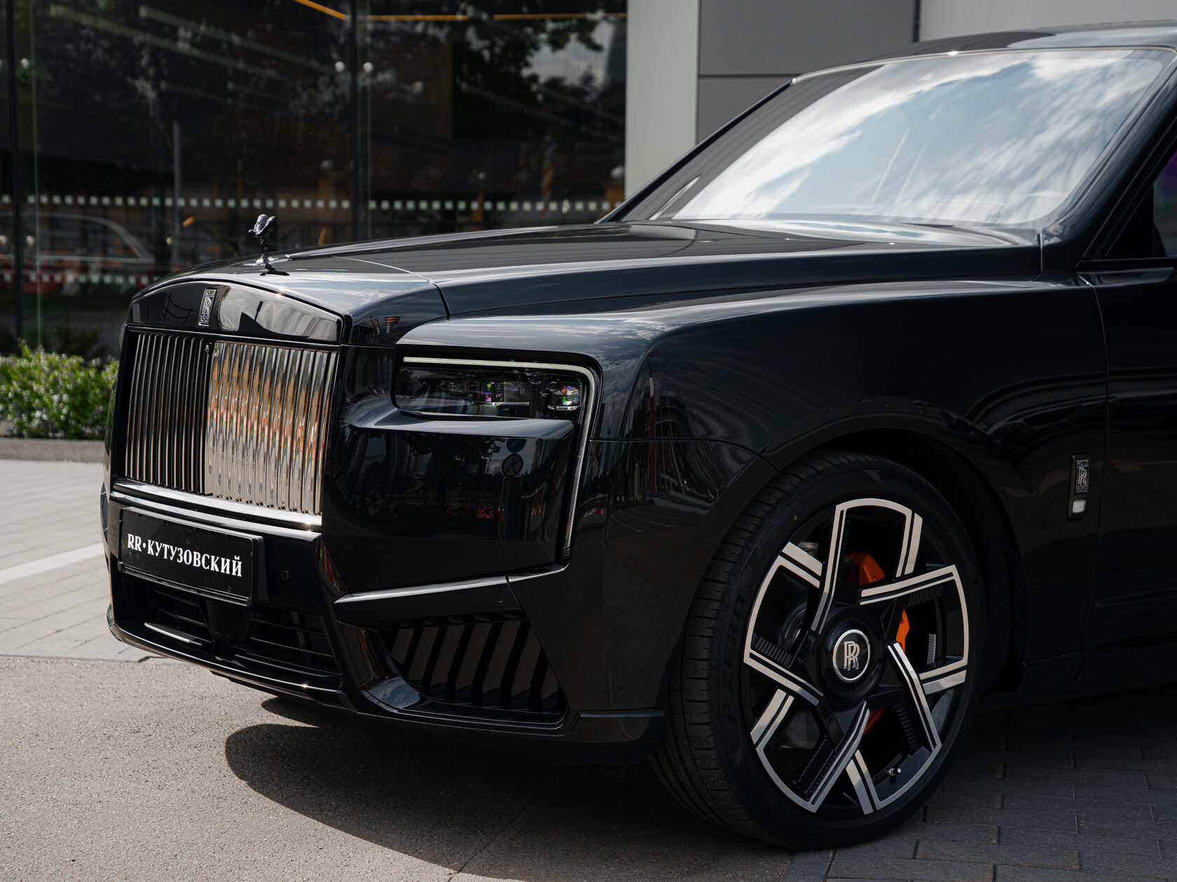 Rolls-Royce Cullinan Black Badge II  <br>Черный 