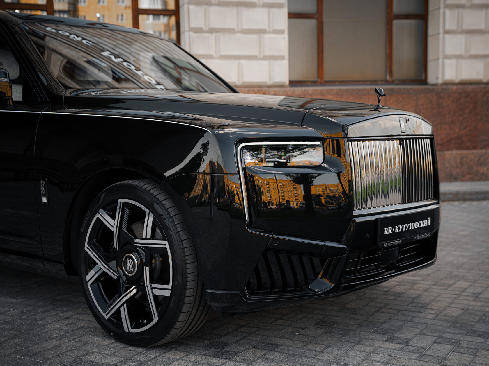 Rolls-Royce Cullinan Black Badge II  <br>Черный 