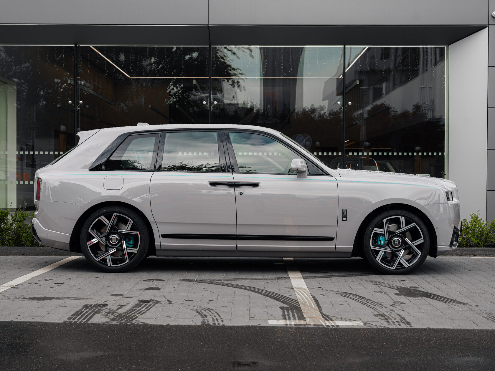 Rolls-Royce Cullinan Black Badge II  <br>Tempest Grey