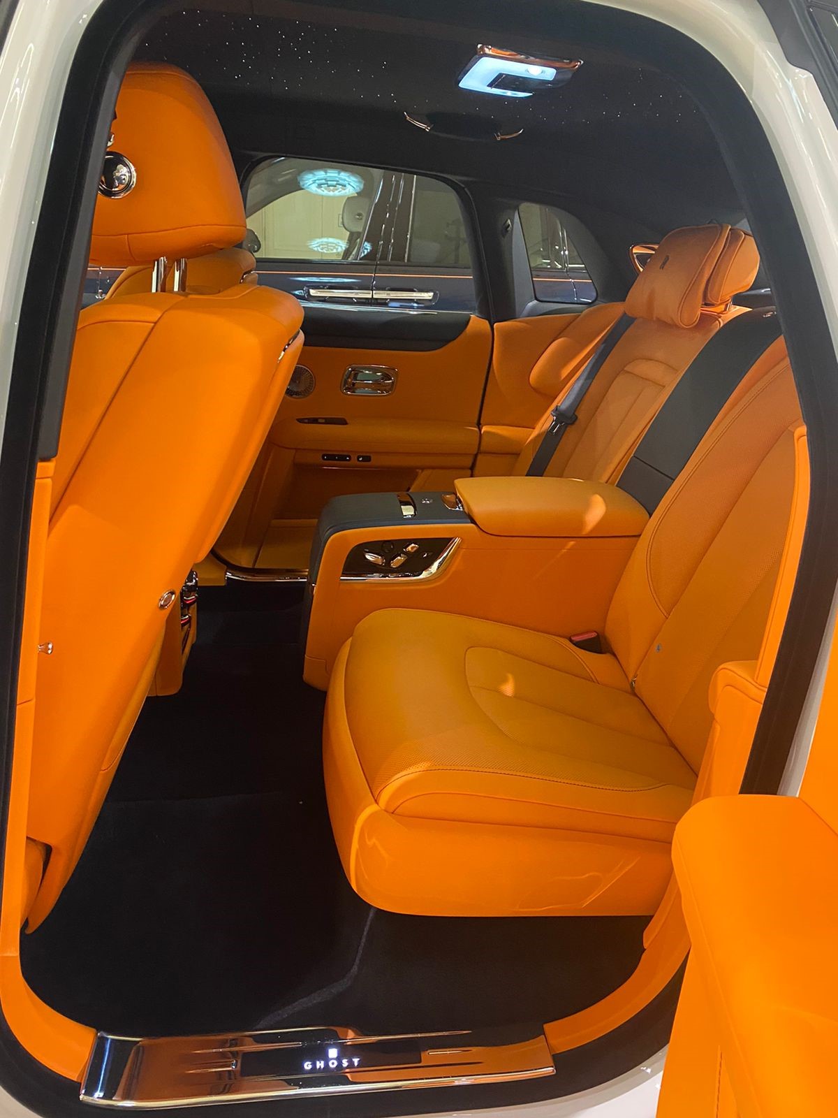 Rolls-Royce Ghost   <br>Mandarin / Black 