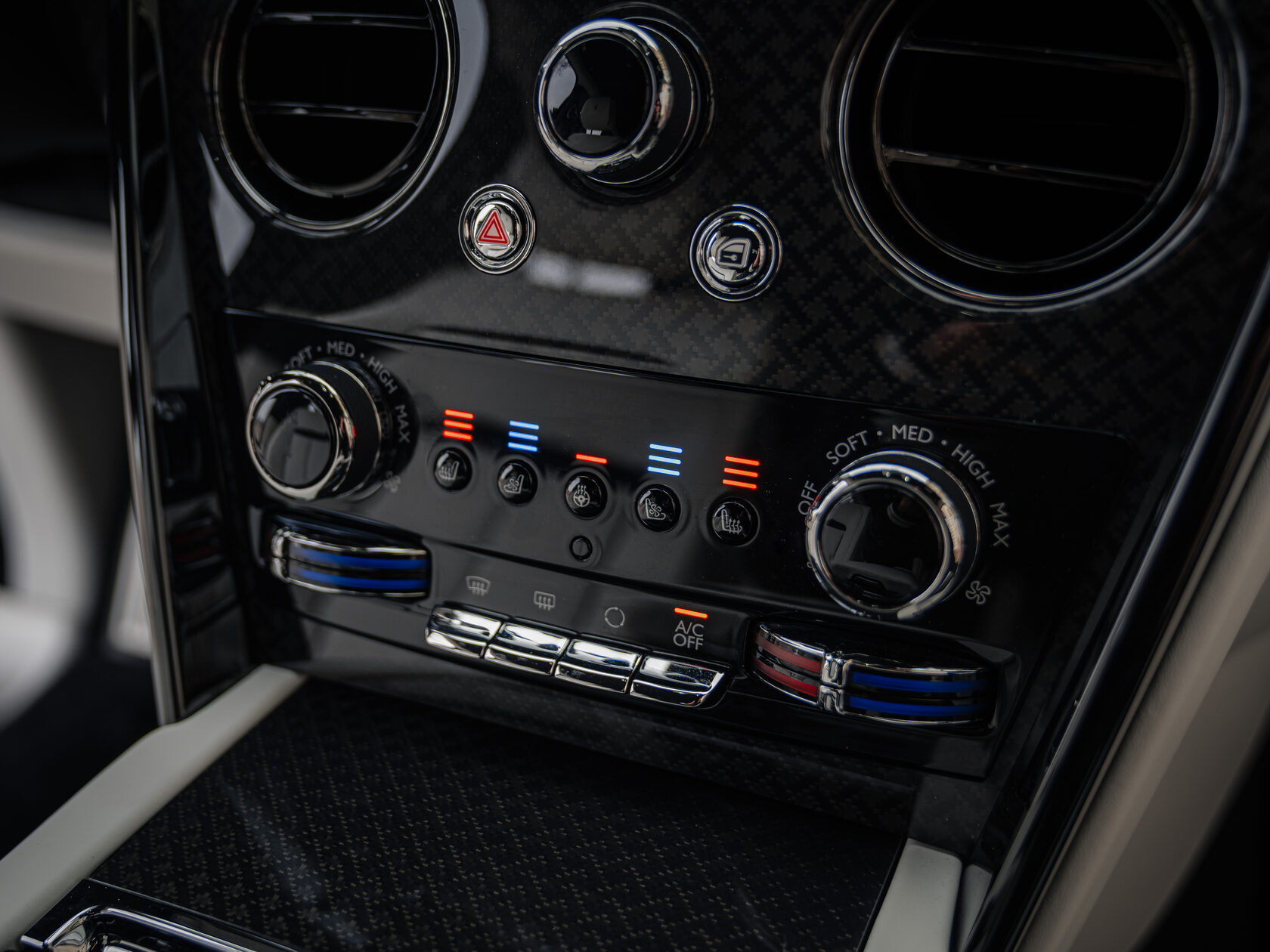 Rolls-Royce Cullinan Black Badge II  <br>Черный 