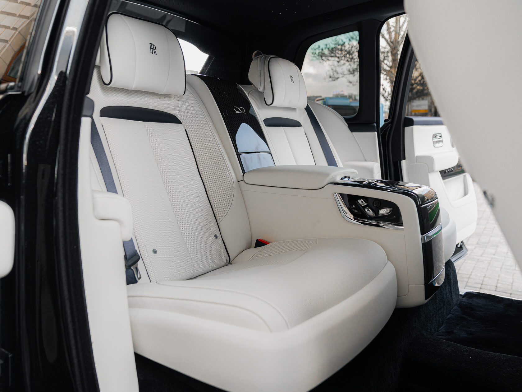 Rolls-Royce Cullinan Black Badge II 2025 год <br>Черный 