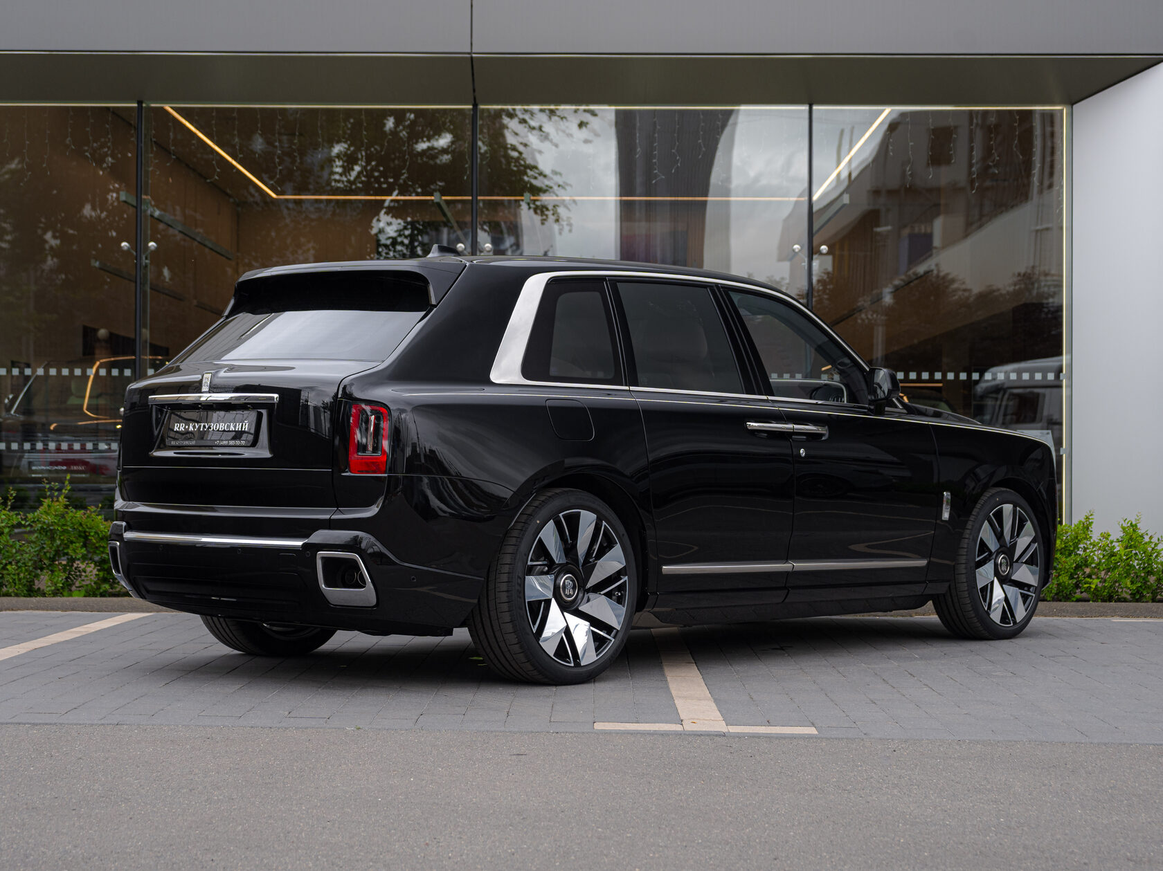 Rolls-Royce Cullinan  <br>Черный 