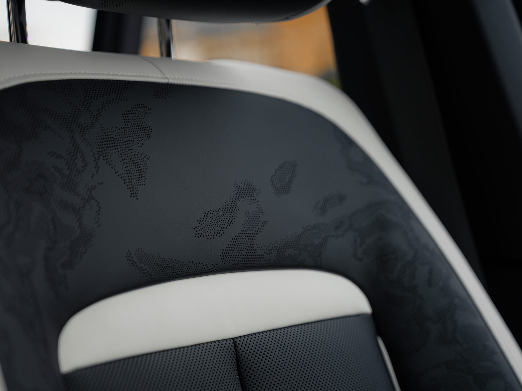 Rolls-Royce Cullinan Black Badge II  <br>Черный 