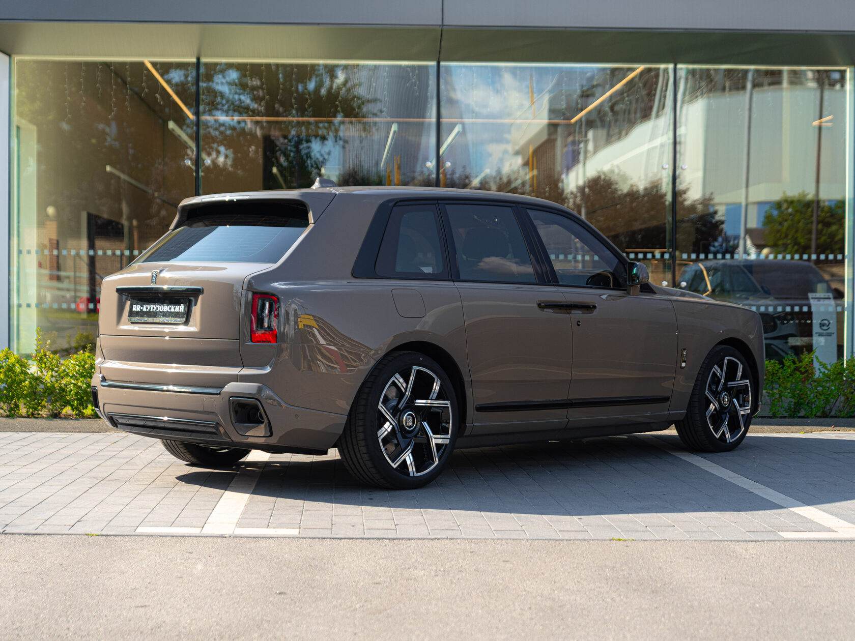 Rolls-Royce Cullinan Black Badge II  <br>Трюфель