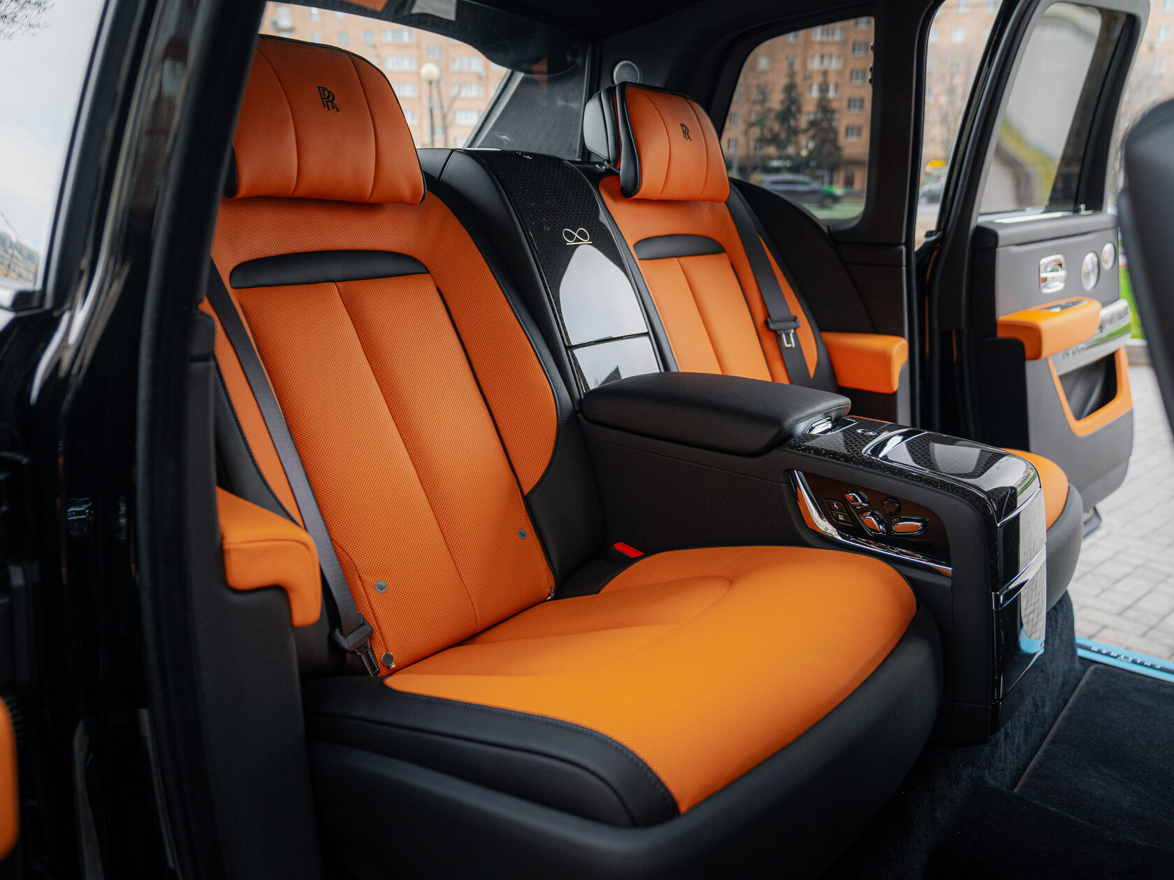 Rolls-Royce Cullinan Black Badge II  <br>Черный 