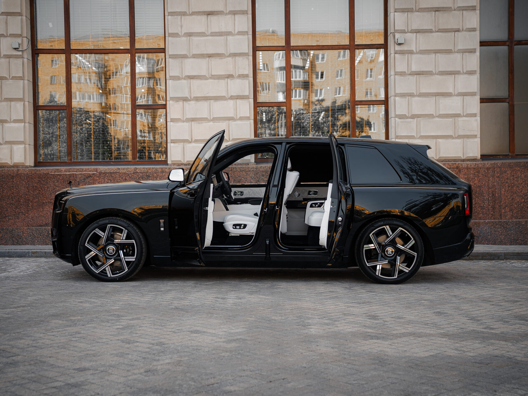 Rolls-Royce Cullinan Black Badge II  <br>Черный 
