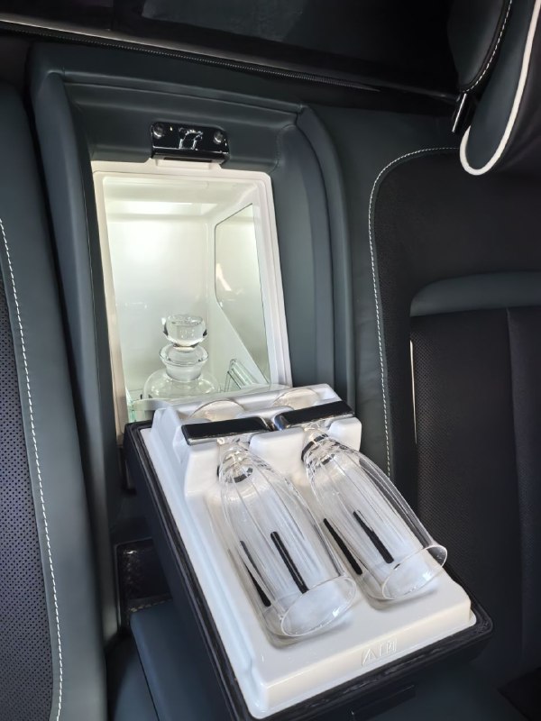 Rolls-Royce Cullinan Black Badge I 2025 год <br>Dark Emerald 