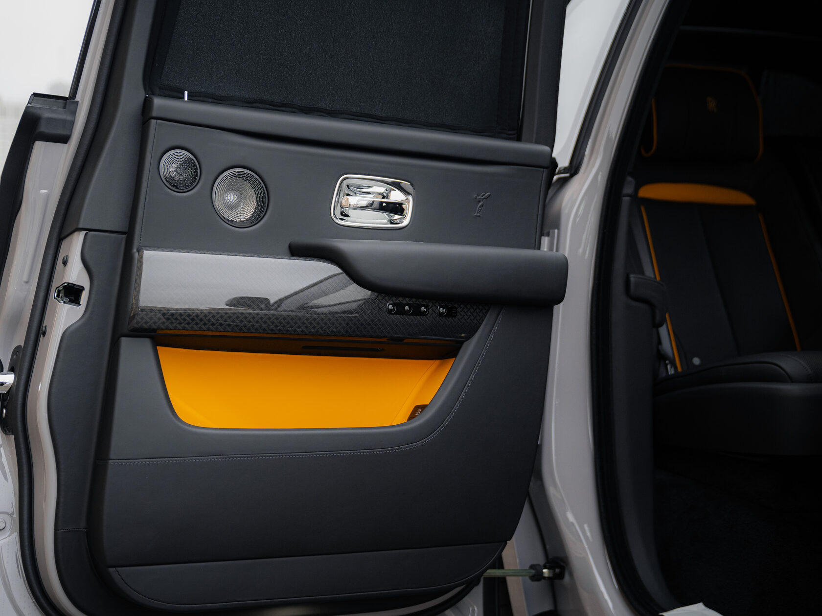 Rolls-Royce Cullinan Black Badge II  <br>Серый 