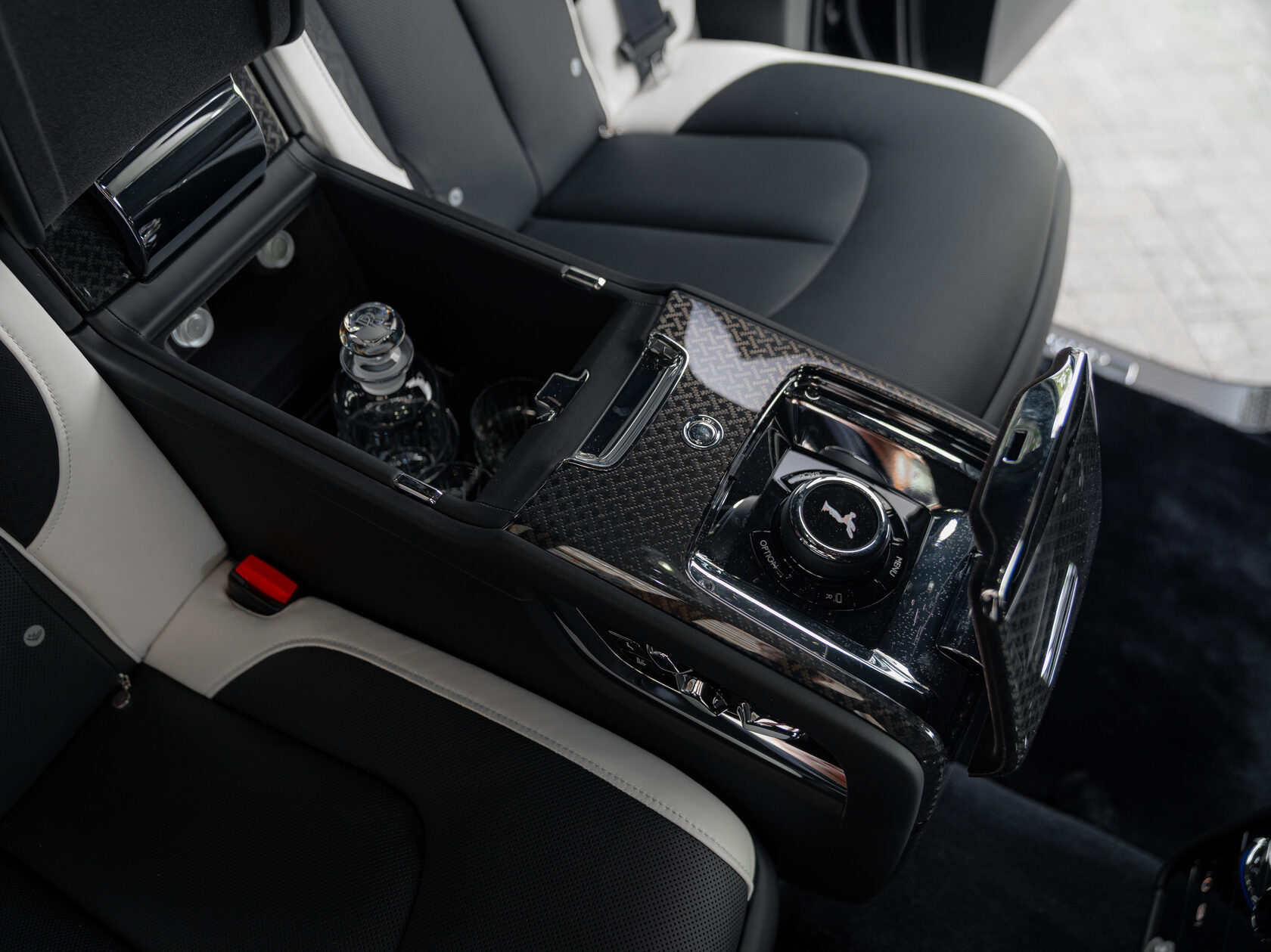 Rolls-Royce Cullinan Black Badge II  <br>Черный 