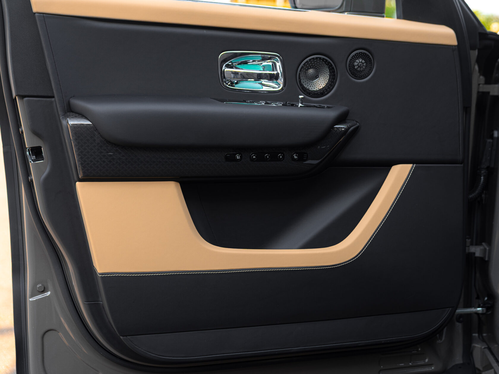 Rolls-Royce Cullinan Black Badge II  <br>Трюфель