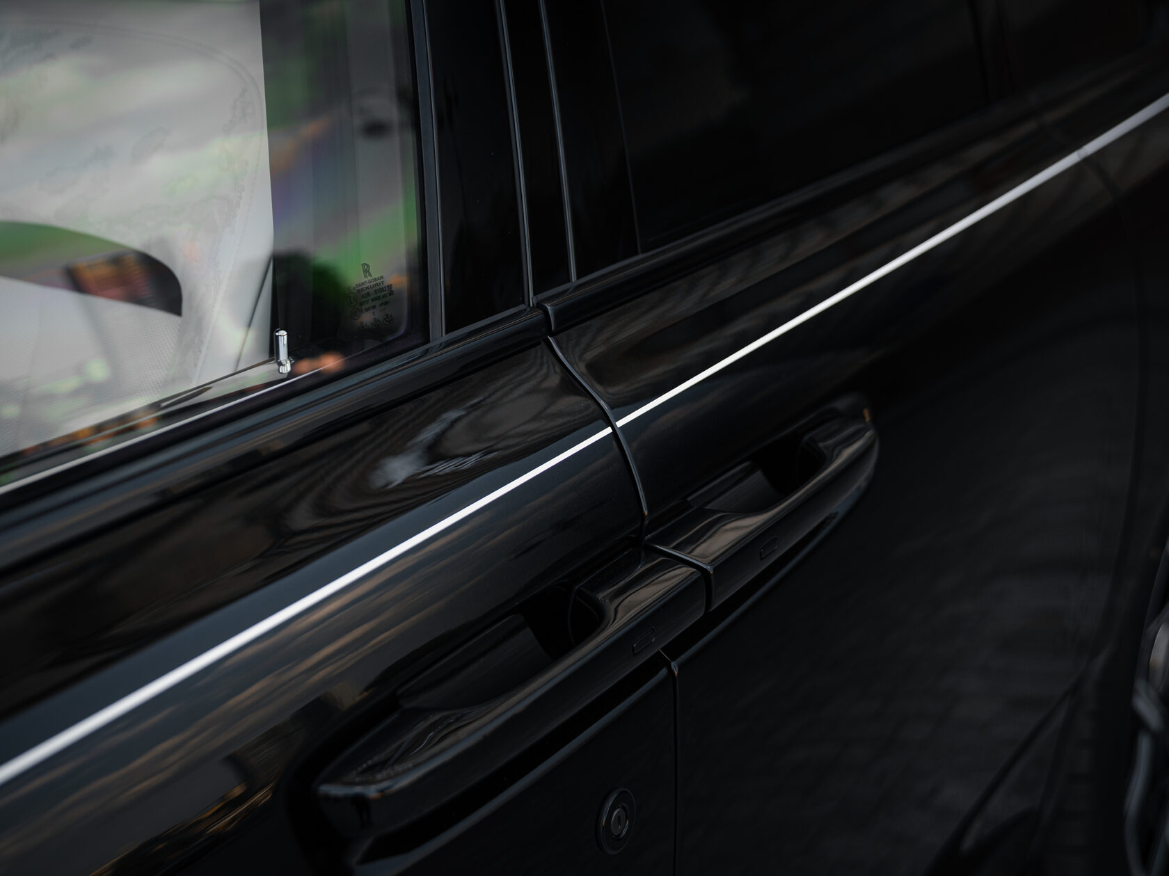 Rolls-Royce Cullinan Black Badge II  <br>Черный 