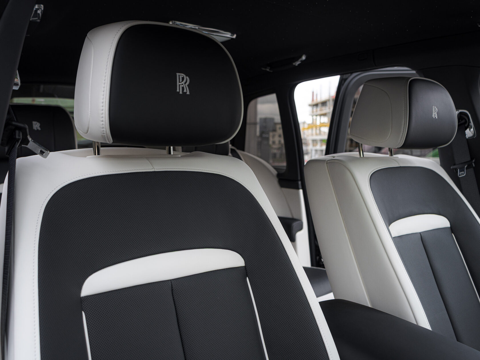 Rolls-Royce Cullinan  <br>Черный 