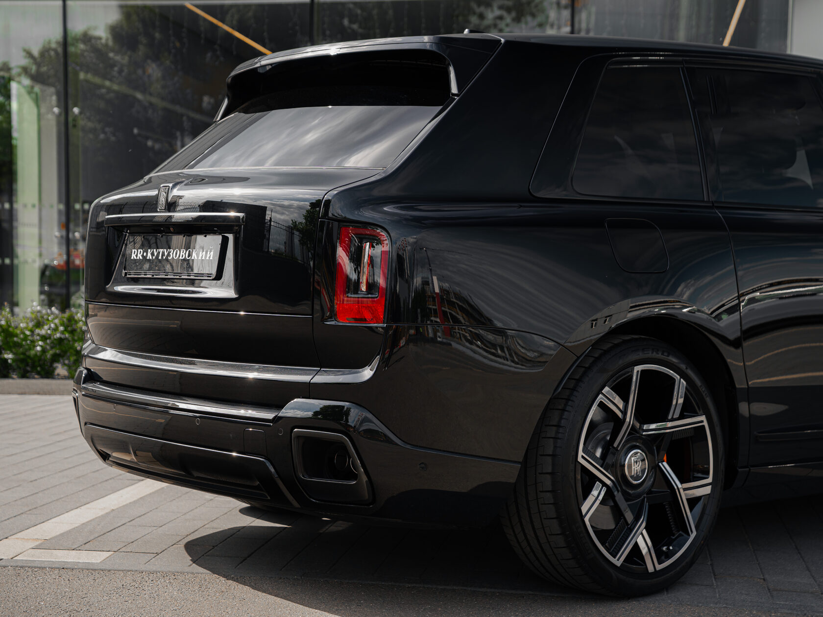 Rolls-Royce Cullinan Black Badge II  <br>Черный 