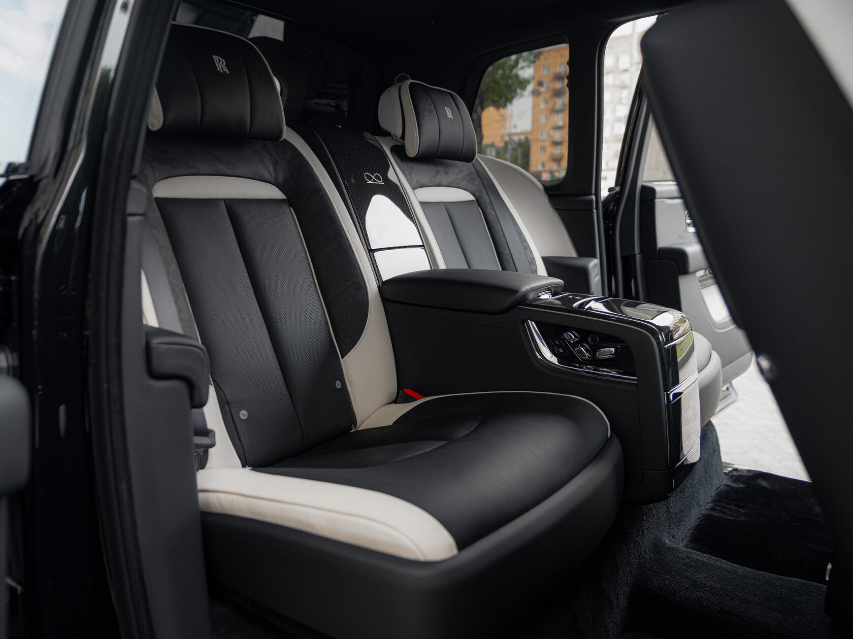 Rolls-Royce Cullinan Black Badge II  <br>Черный 