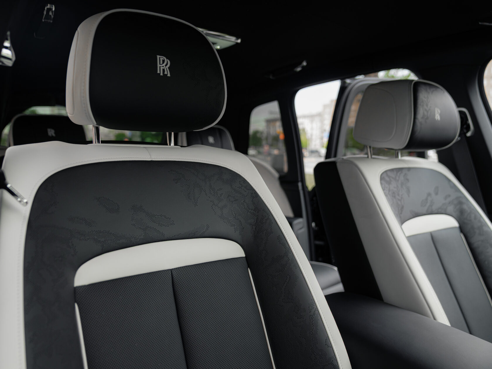 Rolls-Royce Cullinan Black Badge II  <br>Черный 