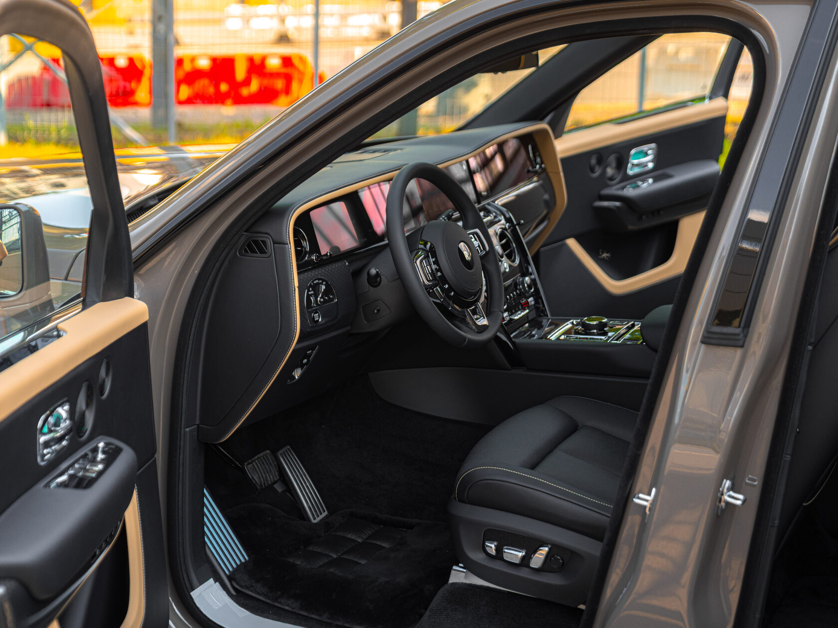 Rolls-Royce Cullinan Black Badge II  <br>Трюфель
