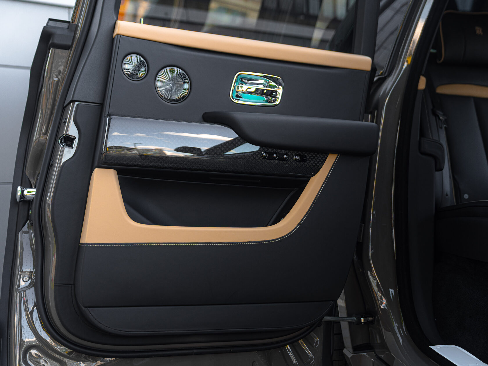 Rolls-Royce Cullinan Black Badge II  <br>Трюфель