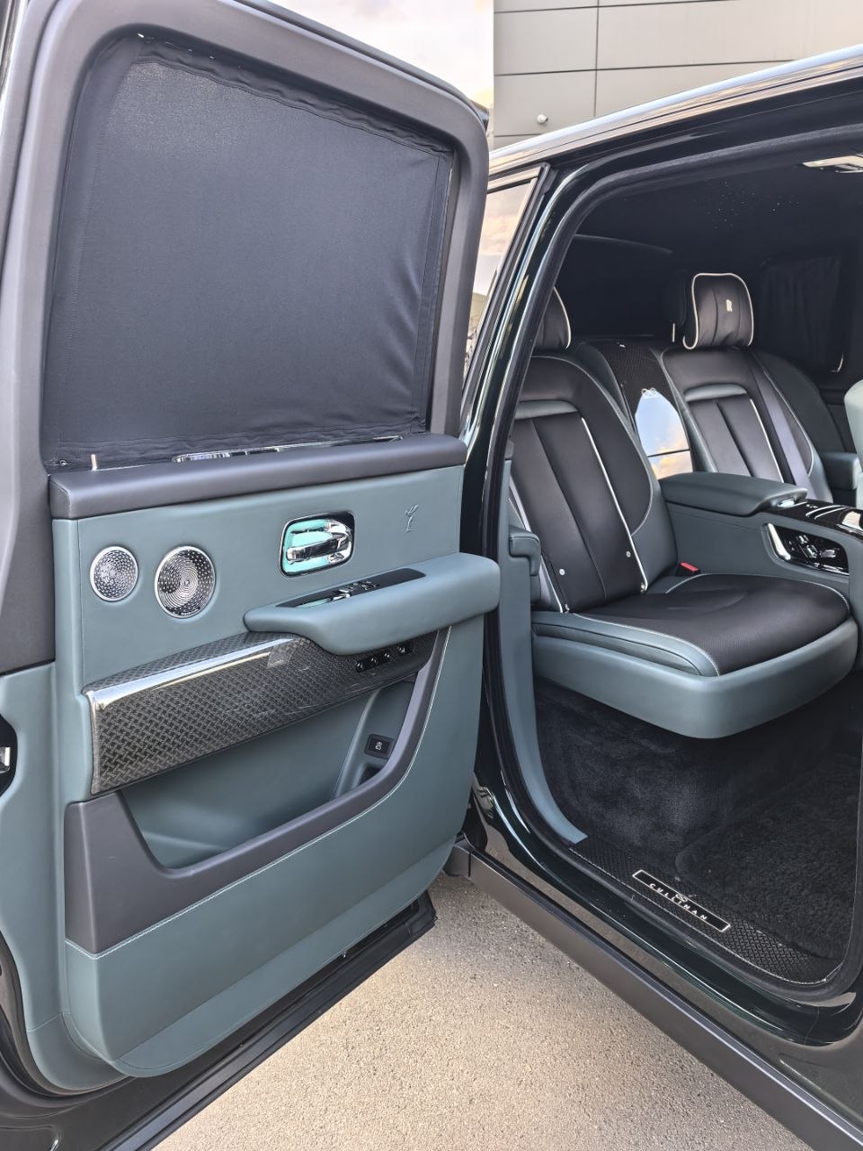 Rolls-Royce Cullinan Black Badge I 2025 год <br>Dark Emerald 