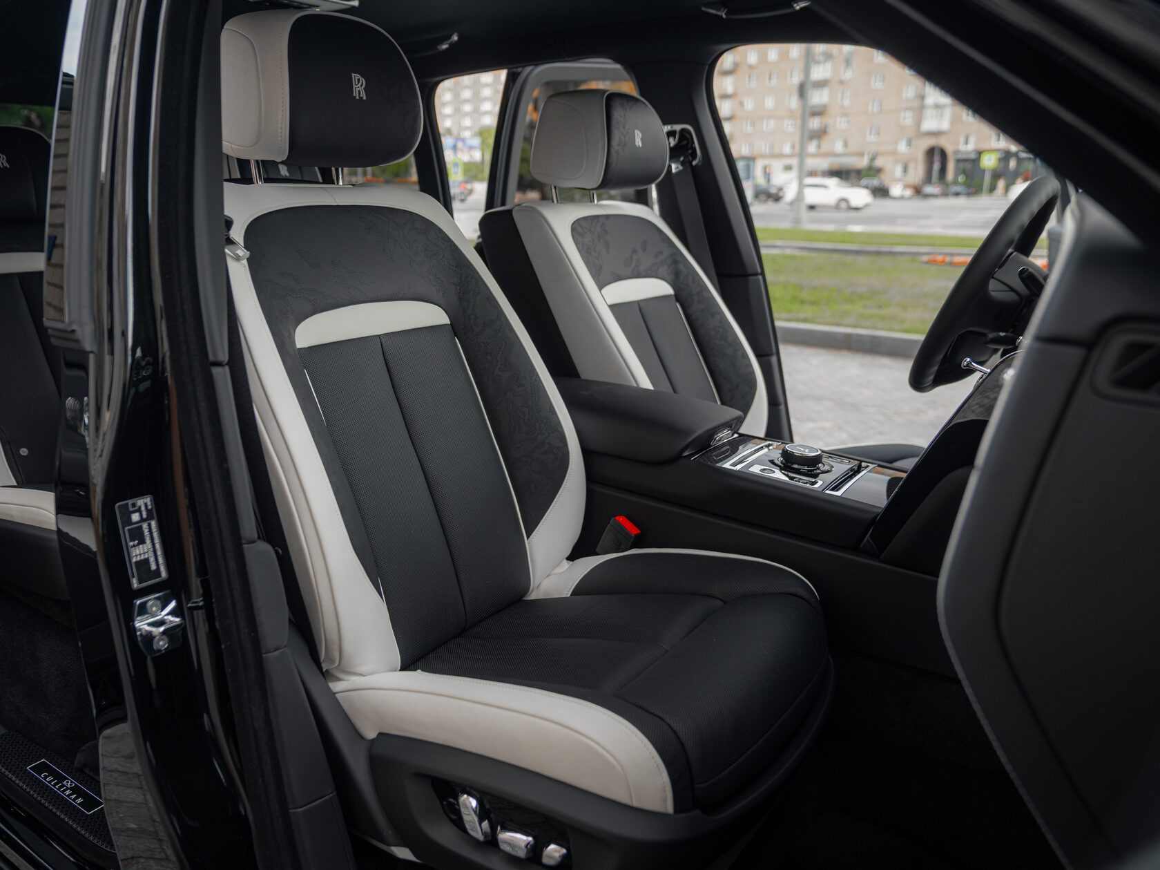 Rolls-Royce Cullinan Black Badge II  <br>Черный 