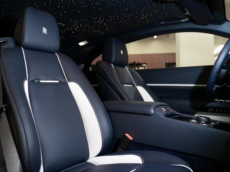 Rolls-Royce Wraith  <br>English White / Midnight Sapphire 