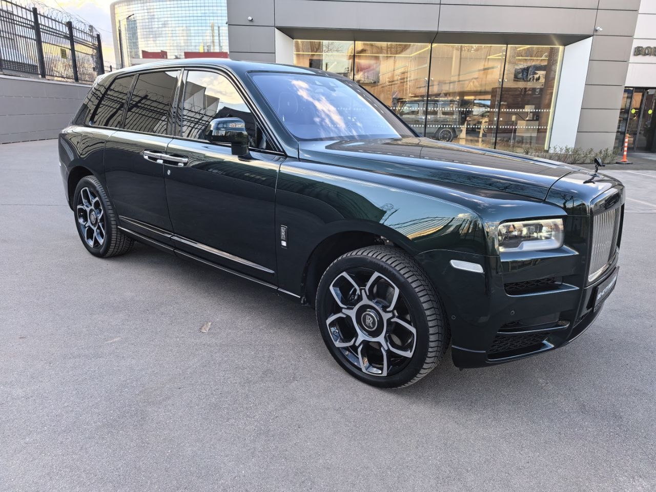 Rolls-Royce Cullinan Black Badge I 2025 год <br>Dark Emerald 