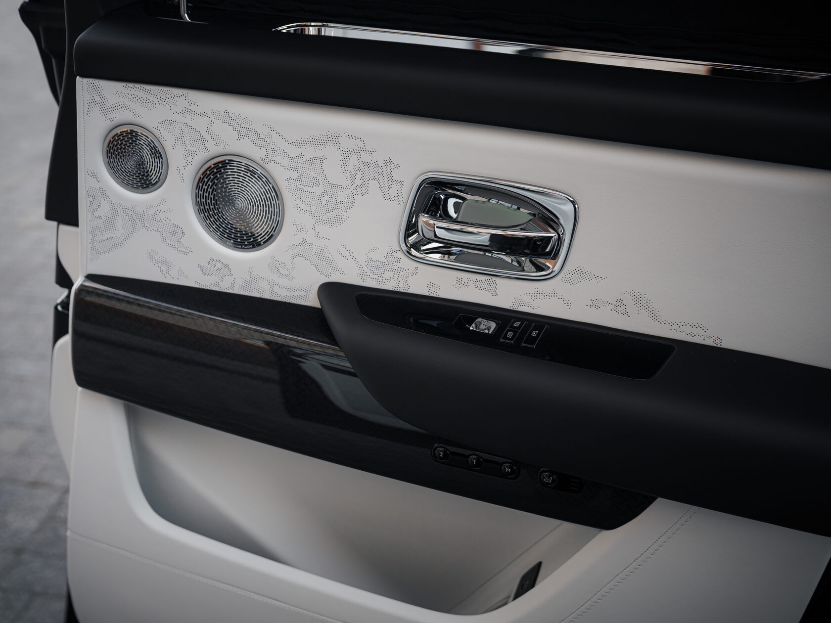 Rolls-Royce Cullinan Black Badge II  <br>Черный 