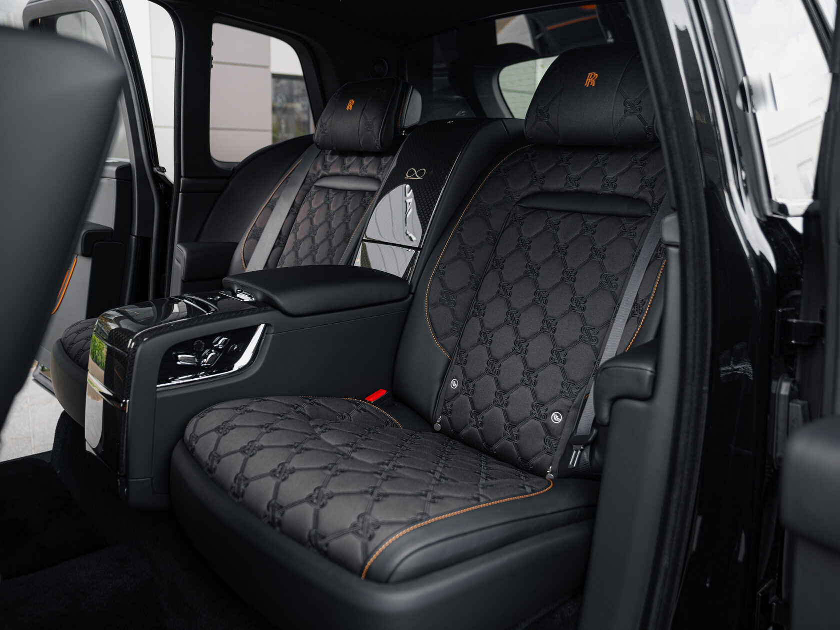 Rolls-Royce Cullinan Black Badge II  <br>Черный 